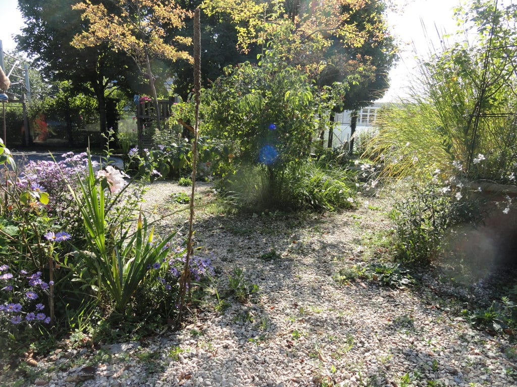 Natürlich gehaltene Kiesbereiche